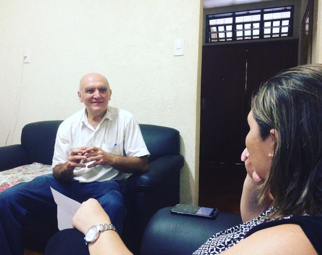 Entrevista em ambiente interno.