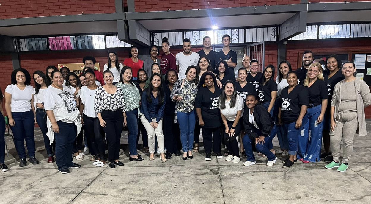 Janaína Sudário com estudantes da Escola Estadual Capitão Ovídio Lima