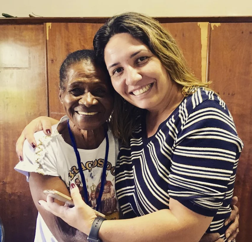 Dona Albertina abraçada a Janaína Sudário