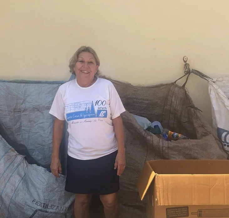 Sônia em meio aos materiais recicláveis recolhidos para a Santa Casa