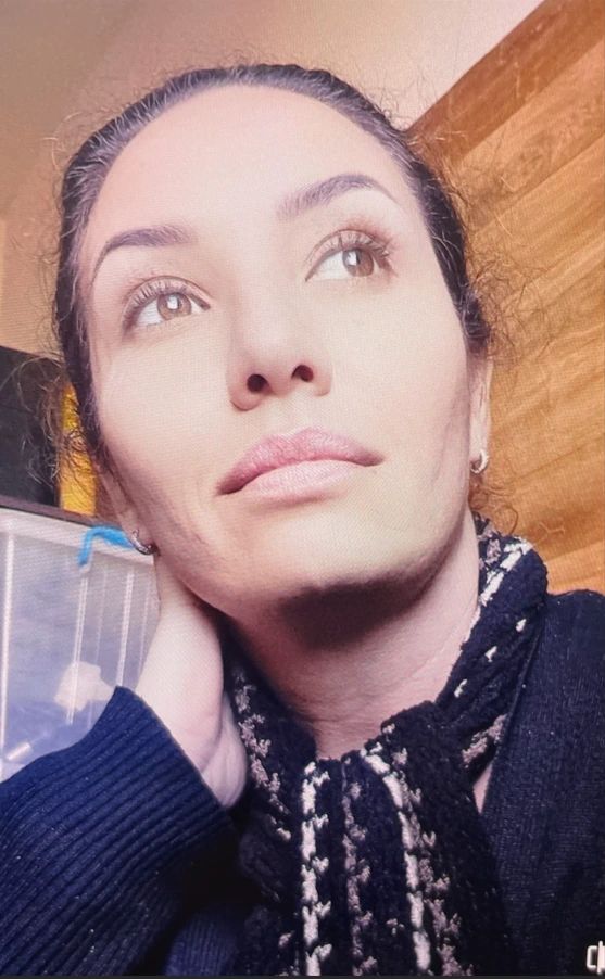 Retrato de Janaína Sudário olhando para cima
