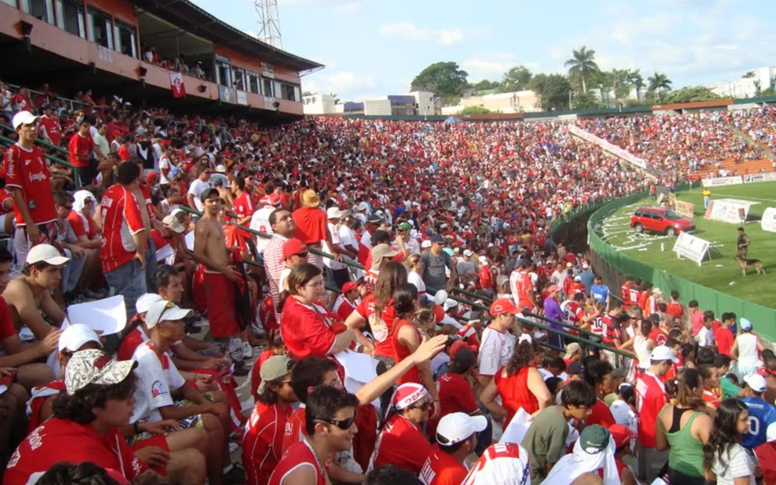 Torcida ocupa as arquibancadas do Uberabão em 2009