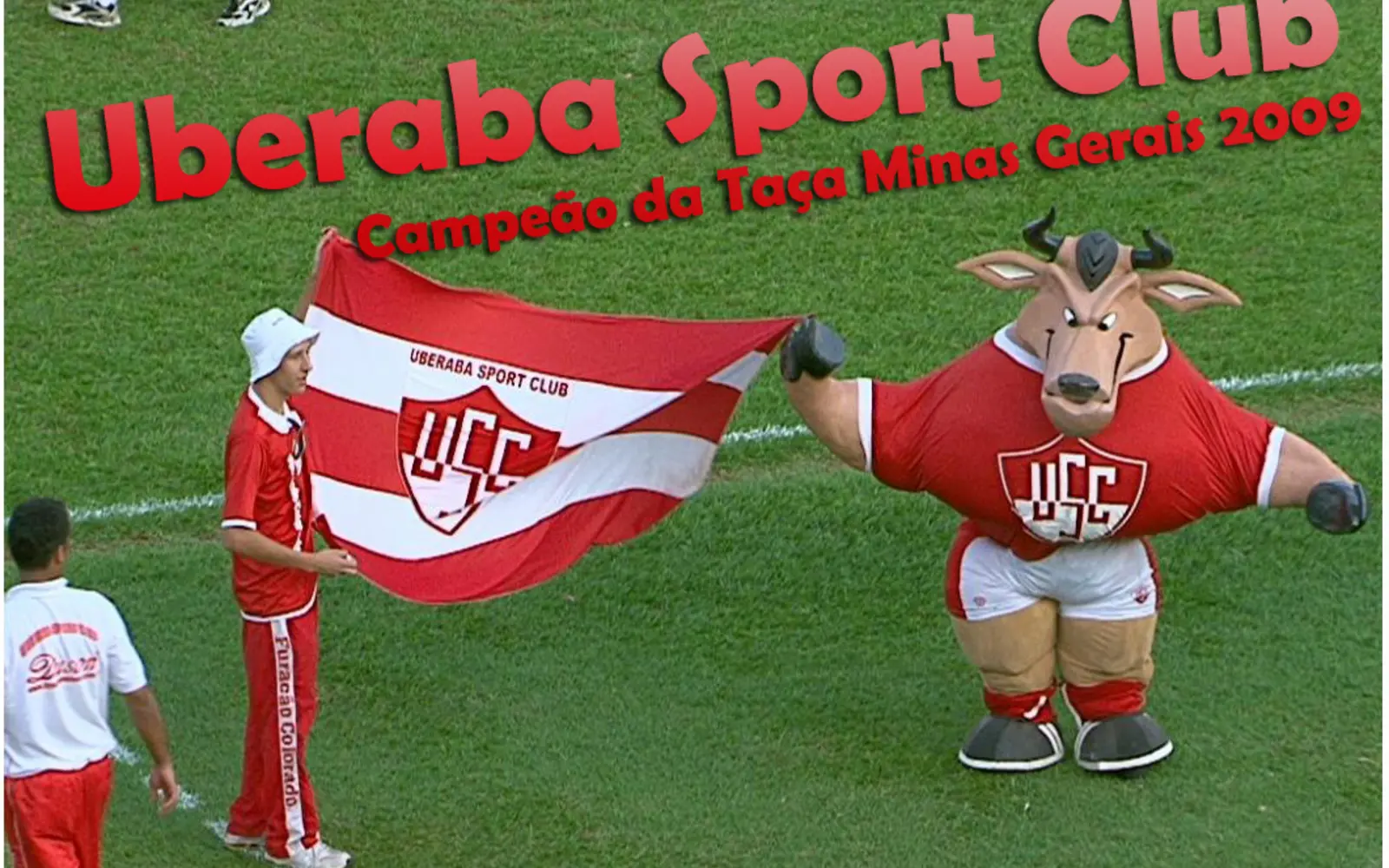 Mascote e bandeira do Uberaba Sport Club no gramado em 2009